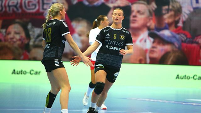 Arendal 20230225.
Akers spiller Mari Myrland og Akers spiller Stella Waagan Kruse i aksjon under NM finale Junior 20J mellom Aker og Larvik under NM I Håndball lørdag.
Foto: Christoffer Andersen / NTB