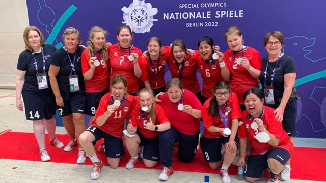 Hele laget og støtteapparatet med sølvmedaljene fredag. Sølvmedaljer etter Pre Games Special Olympics.