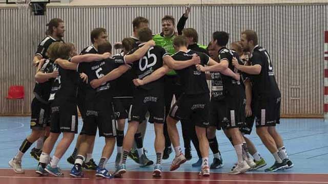 St. Hallvard-spillerne jubler over at opprykket er klart. Foto: St. Hallvard 20190217-St-Hallvard-opprykk-Foto-St-Hallavard.jpg