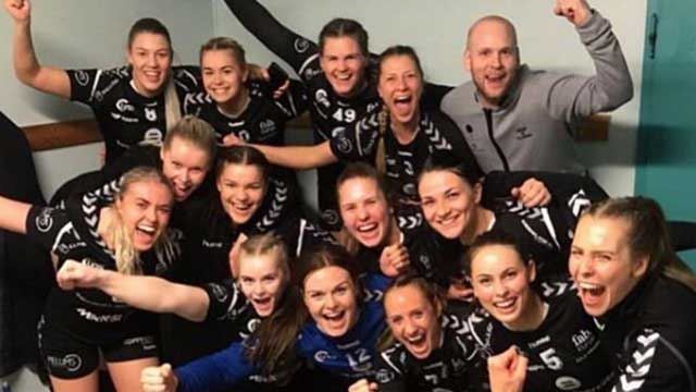 Sola jubler etter opprykk og sin 19. strake seier. Foto: Sola HK 20190309-Sola-HK.jpg