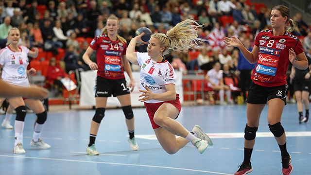 Anette Sundfær scorer for Larvik i kampen mot Flint. Foto: Svein André Svendsen 20191208 1. div kvinner Larvik Flint Foto Svein André Svendsen.jpg