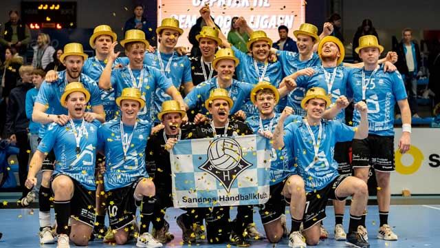Slik feiret gutta fra Sandnes opprykket til REMA 1000-ligaen. Slik feiret gutta fra Sandnes opprykket til REMA 1000-ligaen.