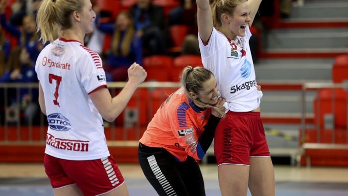 Elinore Johansson (t.v.), Alma Hasanić Grizović og Tiril Merg jubler for Larvik-opprykk. Foto: Svein André Svendsen larræl-elinore-alma-tiril-800x450.jpg