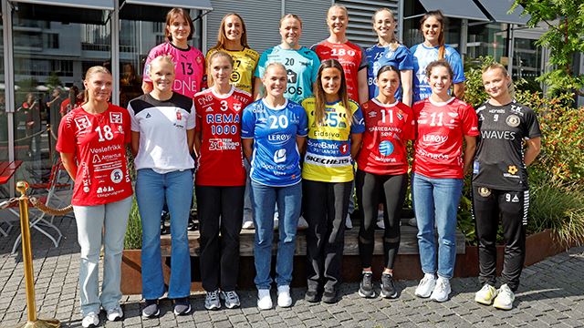 Follo, Gjerpen og Oppsal er igjen del av det gode selskap i REMA 1000-ligaen. Bak fra venstre: Anna Vyakhireva (Vipers), Camilla Herrem (Sola), Maja Muri (Romerike Ravens), Julie Hulleberg (Fredrikstad Ballklubb), Linn Jørum Sulland (Oppsal) og Sherin Obaidli (Molde). Foran fra venstre: Silje Alvestad (Follo HK Damer), Maja Furu Sæteren (Larvik), Maria Hjertner (Byåsen), Fanny Skindlo (Tertnes), Anniken Obaidli (Storhamar), Sara Ashuri (Gjerpen), Celine Solstad (Fana) og Mari Myrland (Aker Topphåndball). Kvinnelagene