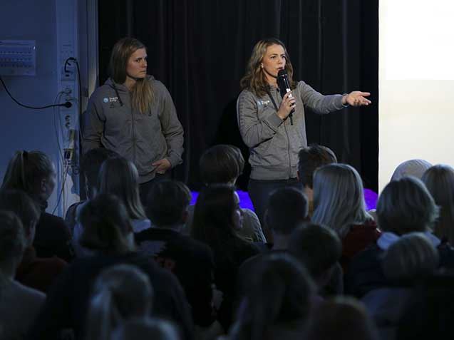 Guro Rundbråten (t.v.) og Tonje Roth Berglie på Ra ungdomsskole. Foto: Svein André Svendsen 20171212-Larvik-Rundbråten,-Berglie-1.jpg