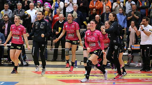 Vipers jublet da sluttsignalet gikk mot Larvik. Foto: Svein André Svendsen/NHF 20180411-Vipers-jubel.jpg