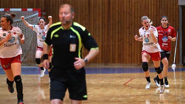 Mari Finstad Bergum og Larvik-jentene jublet for semifinaleplass. Foto: Svein André Svendsen 20190428-Larvik-Bergum,-Mari-Finstad-Foto-Svein-André-Svendsen.jpg