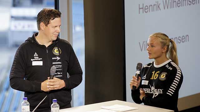 Aker-trener Henrik Wilhelmsen og Vilde Johansen. Foto: Vidar Ruud, NTB scanpix 20190827-Aker-TH-Wilhelmsem,-Johansen-Foto-Vidar-Ruud,-NTB-scanpix.jpg