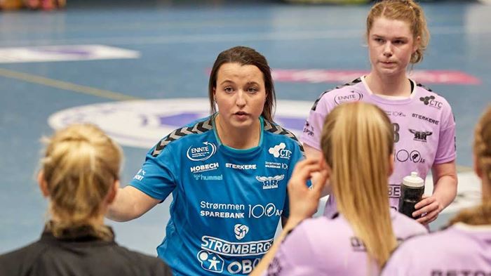 Ane Mällberg coacher laget sitt i en tidligere kamp. Ane Mällberg