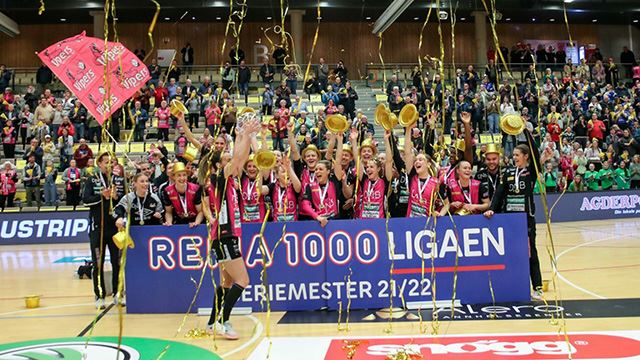 Vipers kunne nok en gang juble for seriegull i REMA 1000-ligaen. Vipers seriemestre i REMA 1000-ligaen 2021/22
