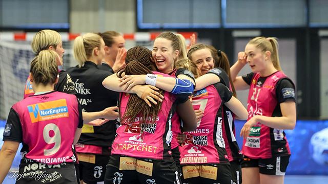 Vipers-jentene jubler og klemmer etter seier