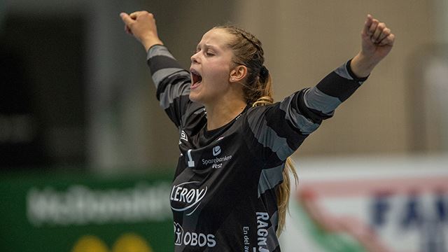 Målvakt Olivia Lykke Nygaard ble kåret til banens beste. Fanas målvakt Olivia Lykke Nygaard jubler etter redning