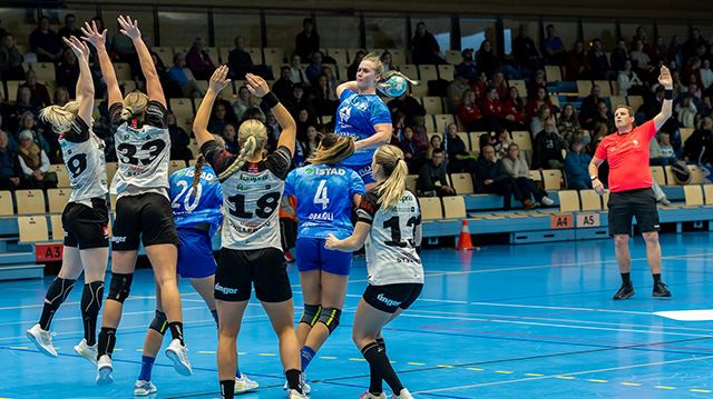 Thale Rushfeldt Deila ble Moldes toppscorer med fire mål i kampen mot Borussia. Her fra en tidligere kamp. Thale Rushfeldt Deila skyter for Molde