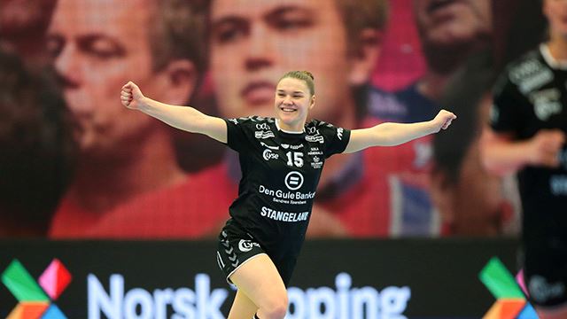 Maja Magnussen spilt en god kamp og ble toppscorer med seks mål. Arendal 20230224.
Solas spiller Maja Magnussen jubler etter 3-5 scoringen under første semifinale for kvinner mellom Storhamar og Sola under NM I Håndball fredag.
Foto: Christoffer Andersen / NTB