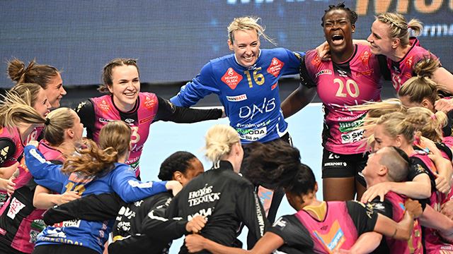 Vipers kan juble for sin tredje finne på rad i Champions League. Kristiansand's players celebrate after winning the women's EHF Champions League semi-final match between Gyori Audi ETO KC and Vipers Kristiansand in Budapest on June 3, 2023. (Photo by Attila KISBENEDEK / AFP)