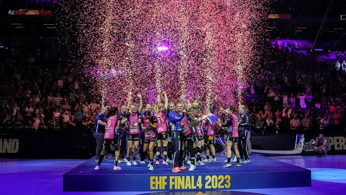 Vipers vant Champions League for tredje året på rad. Budapest, Ungarn 20230604.
Vipers målvakt Katrine Lunde og Markéta Jerábková holder pokalen under medaljeseremonien etter finalen i Champions League i håndball mellom Vipers og Ferencvárosi TC i MVM Dome Budapest.
Foto: Beate Oma Dahle / NTB