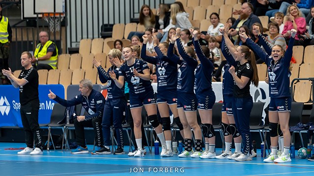 Volda håndball jubler ved benken