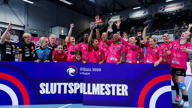 Hamar 20240524.
Vipers feirer etter seier under håndballkampen i sluttspillet mellom Storhamar og Vipers i Boligpartner Arena i Hamar.
Foto: Frederik Ringnes / NTB