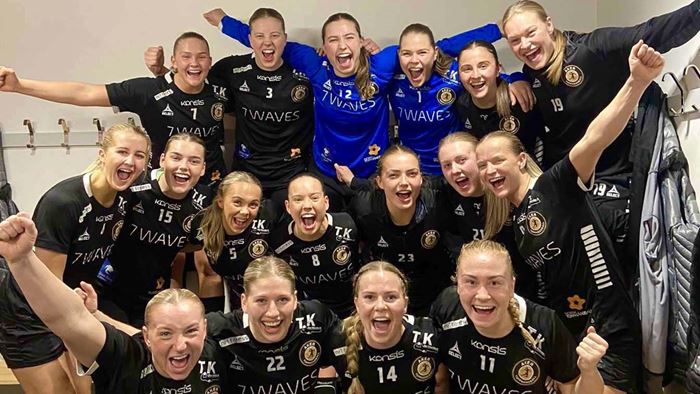 Jentene fra Aker jubler etter seier. Aker jubler etter seier