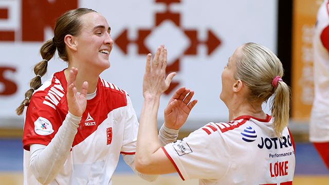 Andrea Rønning, Heidi Løke og resten av Larvik HK er klare for å kjempe om en plass i European League. Andrea Rønning (t.v.), Heidi Løke. Foto: Svein André Svendsen