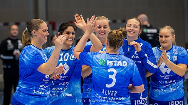 Christine Alver og Molde kunne juble for seier lørdag kveld. Molde Elite gir hverandre high fives
