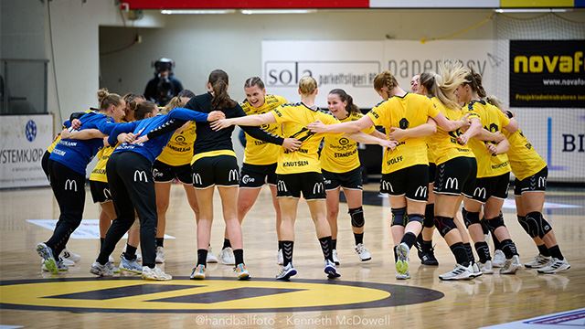 Sola-jentene spilte jevnt over en god kamp mot spanske Malaga. Bildet er hentet fra en tidligere kamp. 2023 Sola jubler.jpg