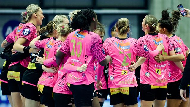 Vipers-jentene snudde kampen og er klare for nok en kvartfinale i mesterligaen! Vipers feirer seier.jpg
