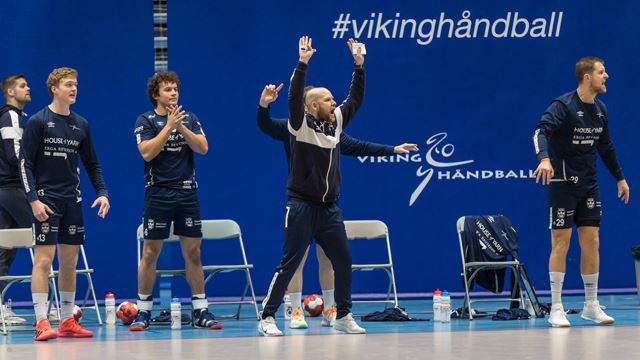 Scott Harrington er en engasjert Viking-trener på sidelinjen. 20201216_Scott-Harrington,-Viking_Foto-Trine-Nessler-Wichmann_640x360web.jpg