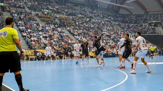 Bra stemning i Håkons Hall da Elverum tok imot THW Kiel. Stor stemning i Håkons Hall