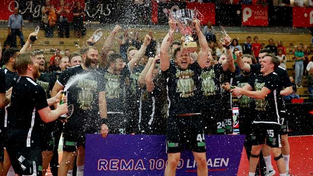 Elverums kaptein Thomas Solstad løfter pokalen foran laget. Thomas Solstad løfter pokalen