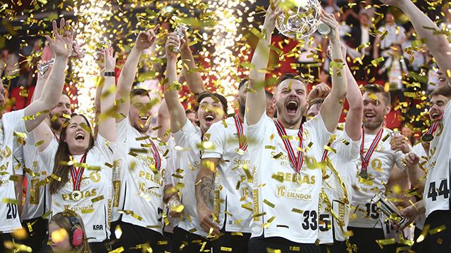 Store TV-øyeblikk: Forhåpentligvis har vi flere slike øyeblikk i vente den kommende sesongen. Oslo 20220514.
Elverumspillerne jubler etter å ha vunnet NM-finalen i håndball for menn. Elverum slo ØIF Arendal 35-32 i finalen som ble spilt på Jordal Amfi
Foto: Christoffer Andersen / NTB