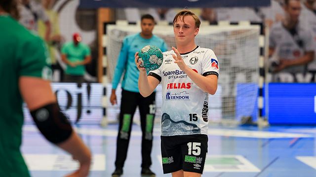 Tobias Grøndahl og resten av Elverum møtte hard motstand i den første kampen i mesterligaen. Tobias Grøndahl styrer spillet til Elverum