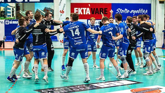 Nærbø kunne juble etter tomålsseier over Runar søndag. Nærbø jubler i sirkel