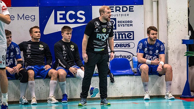 Nærbø-trener Fredrik Ruud på benken.