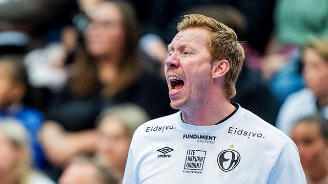Børge Lund og Elverum kunne juble over seier i sesongens siste kamp i EHF European League. Lillehammer 20231007.
Elverums trener Børge Lund under eliteseriekampen i håndball mellom Elverum og Kolstad i Håkons Hall.
Foto: Fredrik Varfjell / NTB