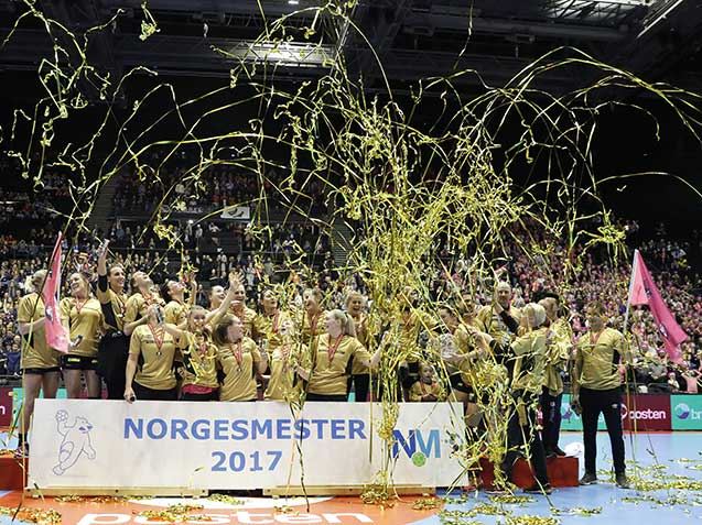 Gull for Vipers i Spektrum. Foto: Torstein Bøe, NTB Scanpix 20171229-Vipers-NM-vinner.jpg
