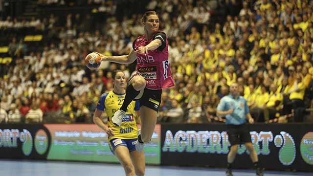 Jeanett Kristiansen spilte sin siste kamp for Vipers da Storhamar ble slått også i den andre sluttspillfinalen. Betina Riegelhuth i bakgrunnen pådro seg en kneskade i første kamp og kunne ikke spille. (Arkivbilde fra NM-finalen) 20181229-NM-kvinner-Vipers-Kriatiansen,-JEanett.jpg