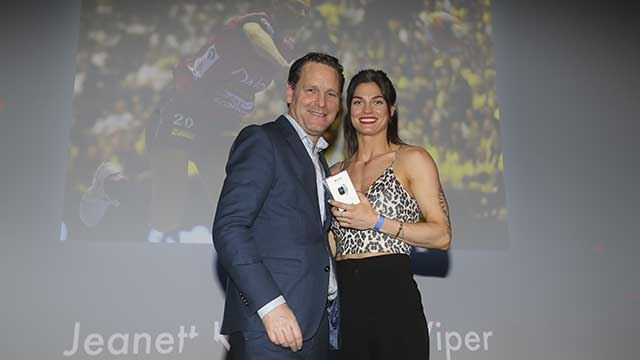 NHFs generalsekretær Erik Langerud delte ut prisene, her til Jeanett Egebakken Kristiansen fra Vipers. Foto: Svein André Svendsen/NHF 20181229-NM-Vipers-Kristiansen,-Jeanett.jpg