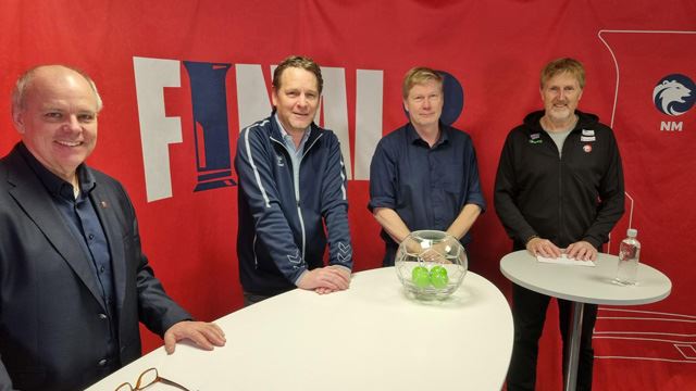 Fra venstre: Final8-arrangør Bjørn-Gunnar Bruun Hanssen, generalsekretær Erik Langerud, daglig leder i NTH Hein Barthold og kommersiell sjef i NHF Jan-Erik Aalbu. Foto: Finn Aagaard 20221209-NM-trekning-final8-foto-finn-aagaard.jpg