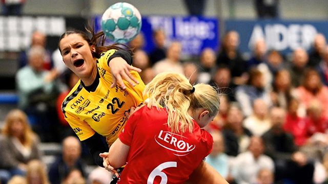 Kveldens mest spennende kvartfinale var oppgjøret mellom Fana og Sola. Kristina Novak scoret 11 mål. Kristina Novak, Sola.