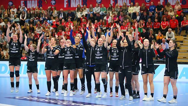 Arendal 20230224.
Sola jubler etter seier i første semifinale for kvinner mellom Storhamar og Sola under NM I Håndball fredag.
Foto: Christoffer Andersen / NTB
