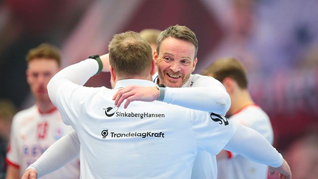 Arendal 20230225.
Kolstads trener Stian Gomo Nilsen og trener Christian Berge i aksjon under andre semifinale for menn mellom Kristiansand og Kolstad under NM i Håndball lørdag.
Foto: Christoffer Andersen / NTB