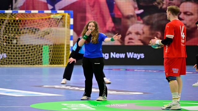 Celina Margrete Mortensen-Frøge blåser i gang herrefinalen mellom Kolstad og Elverum. Foto: Kenneth McDowell 640_Grønn fløyte FINAL 8.jpg