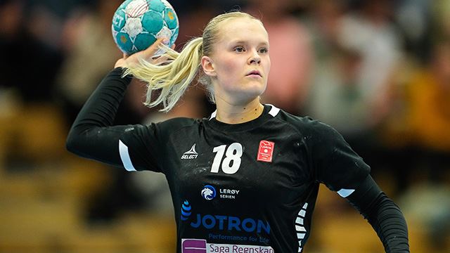 Arendal 20240223.
Larviks Maja Furu Sæteren under J20-finalen i NM i håndball mellom Gneist og Larvik i Sør Amfi.
Foto: Beate Oma Dahle / NTB