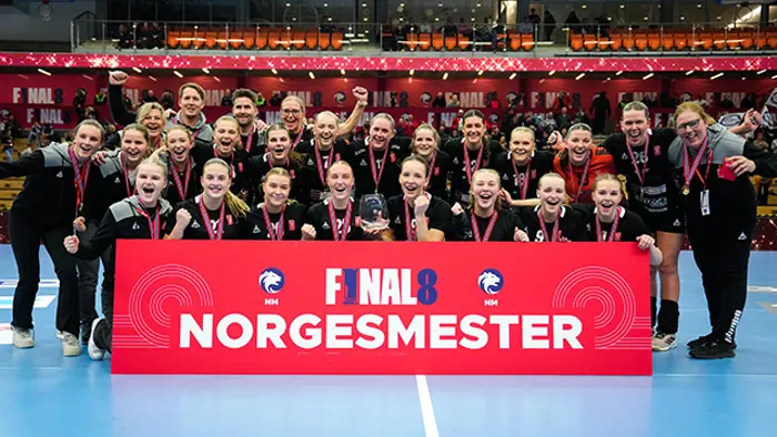 Arendal 20240223. 
Larvik blir norgesmestere etter å ha slått Gneist 28-40 i J20-finalen i NM i håndball i Sør Amfi.
Foto: Beate Oma Dahle / NTB