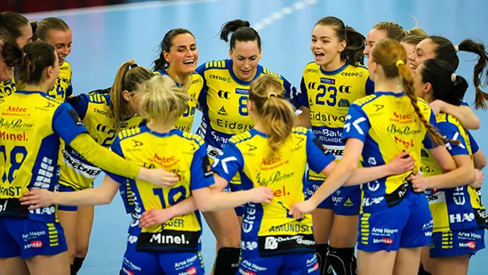 Arendal 20240224. 
Storhamar jubler for seier etter andre semifinale for kvinner i NM i håndball mellom Storhamar og Sola i Sør Amfi.
Foto: Beate Oma Dahle / NTB