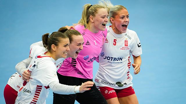 Arendal 20240225.
Larvik jubler for seier etteer bronsefinalen for kvinner i NM i håndball mellom Larvik og Sola i Sør Amfi.
Foto: Beate Oma Dahle / NTB