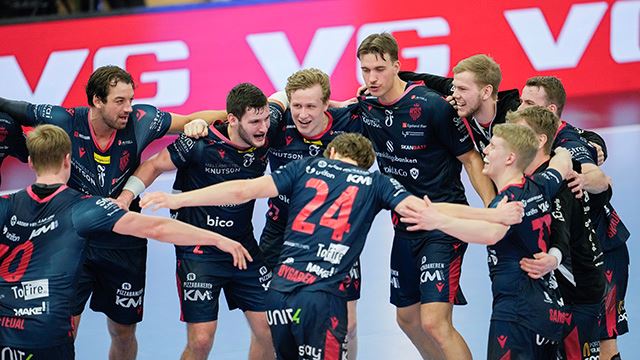 Arendal 20240225.
Kristiansund spillerne feirer bronsen under bronsefinalen for menn i NM i håndball mellom Kristiansand og Haslum i Sør Amfi.
Foto: Beate Oma Dahle / NTB
Foto: Beate Oma Dahle / NTB