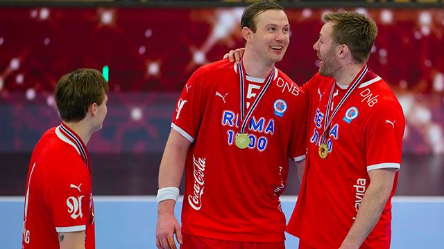 Arendal 20240225.
Kolstad Sander Sagosen og Vetle Eck Aga etter seier i finalen for herrer i NM i håndball mellom Kolstad og Elverum i Sør Amfi.
Foto: Beate Oma Dahle / NTB / POOL