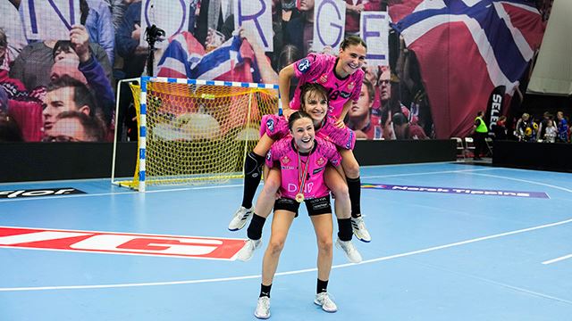 Arendal 20240225.
Vipers Tove Ulsaker Høve, Anna Vyakhireva og Mina Hesselberg feirer gullet under finalen for kvinner i NM i håndball mellom Vipers og Storhamar i Sør Amfi.
Foto: Beate Oma Dahle / NTB
Foto: Beate Oma Dahle / NTB